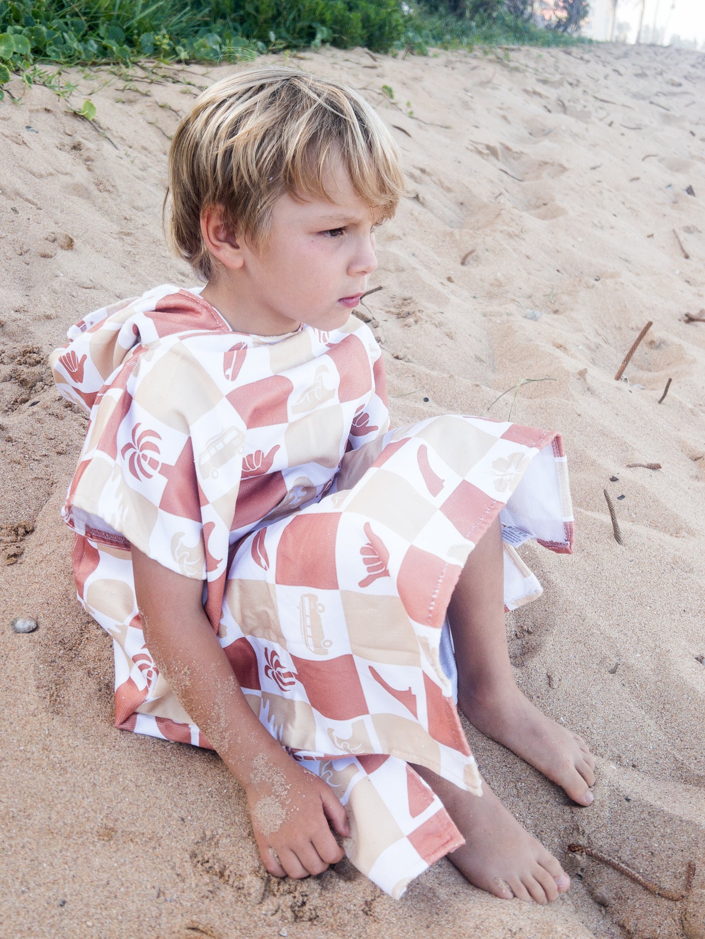 Fun kids beach towel - checked surf